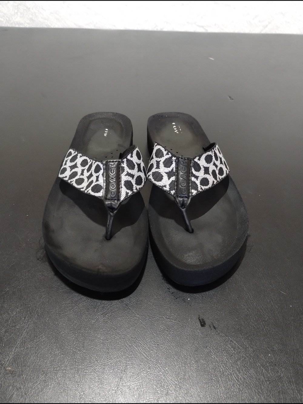 COACH Black & White Signature Logo Thong Sandals Sz 6